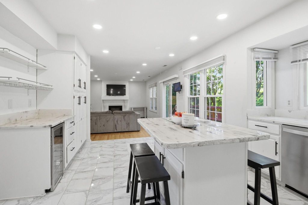 Image 12 of property listing at 124 ENGLEFIELD DR, Gaithersburg, MD 20878