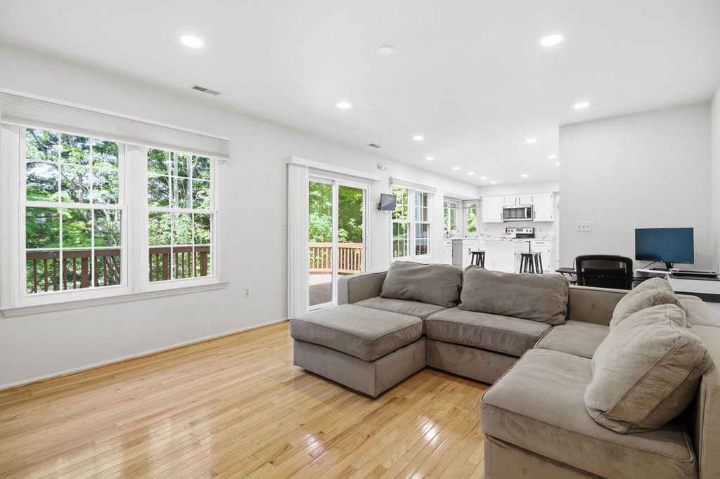 Image 13 of property listing at 124 ENGLEFIELD DR, Gaithersburg, MD 20878