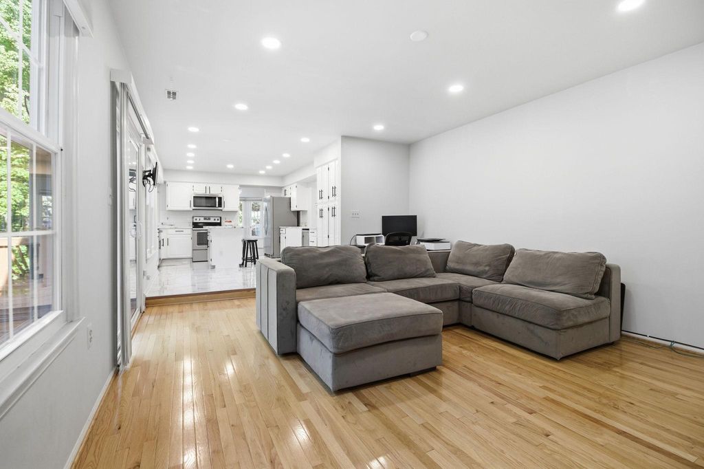 Image 14 of property listing at 124 ENGLEFIELD DR, Gaithersburg, MD 20878