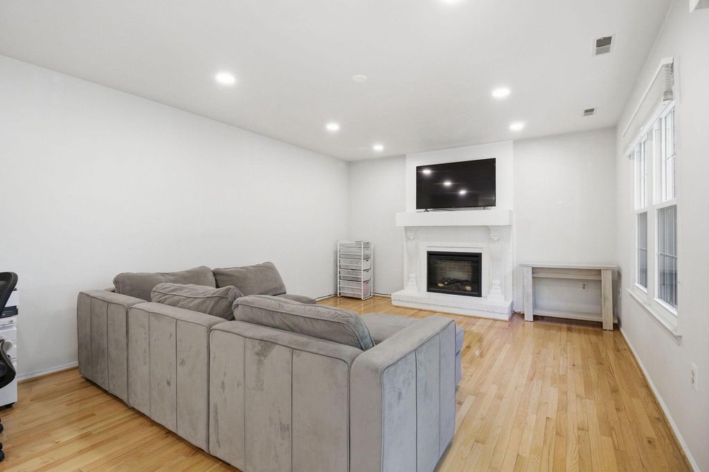 Image 15 of property listing at 124 ENGLEFIELD DR, Gaithersburg, MD 20878