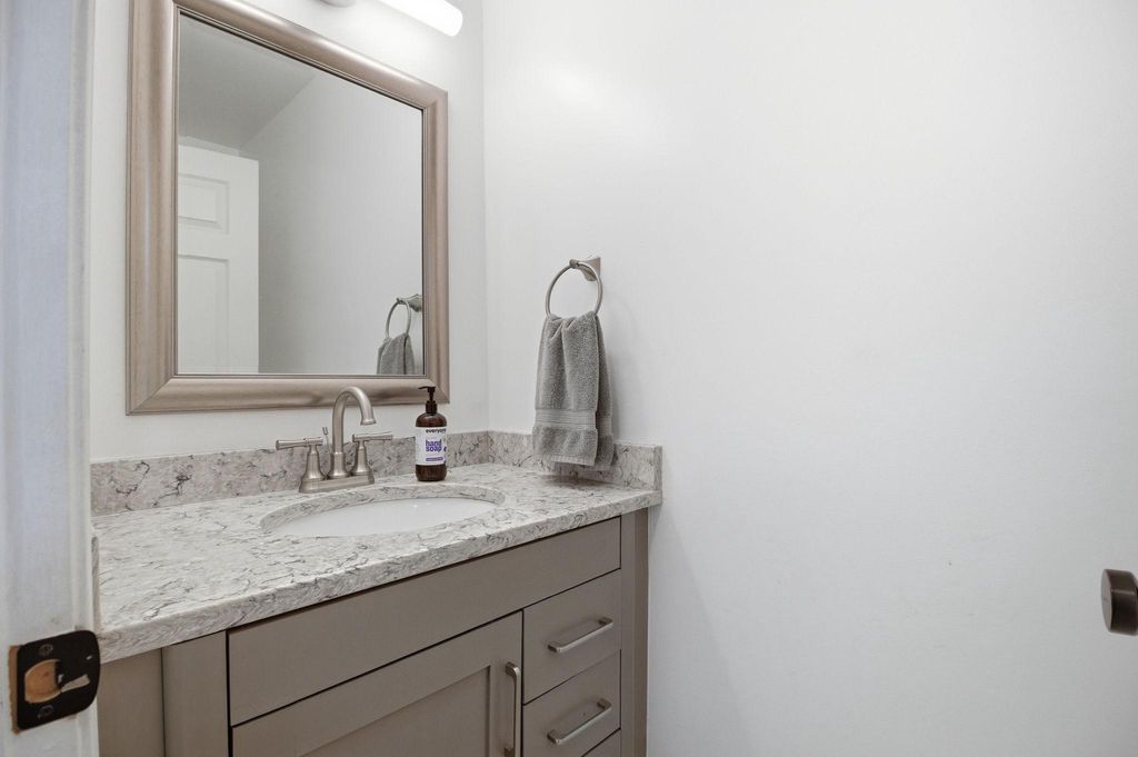 Image 16 of property listing at 124 ENGLEFIELD DR, Gaithersburg, MD 20878