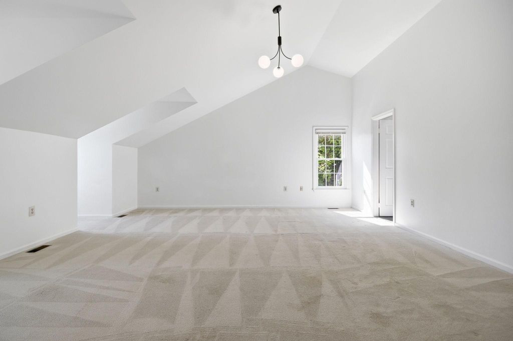 Image 19 of property listing at 124 ENGLEFIELD DR, Gaithersburg, MD 20878