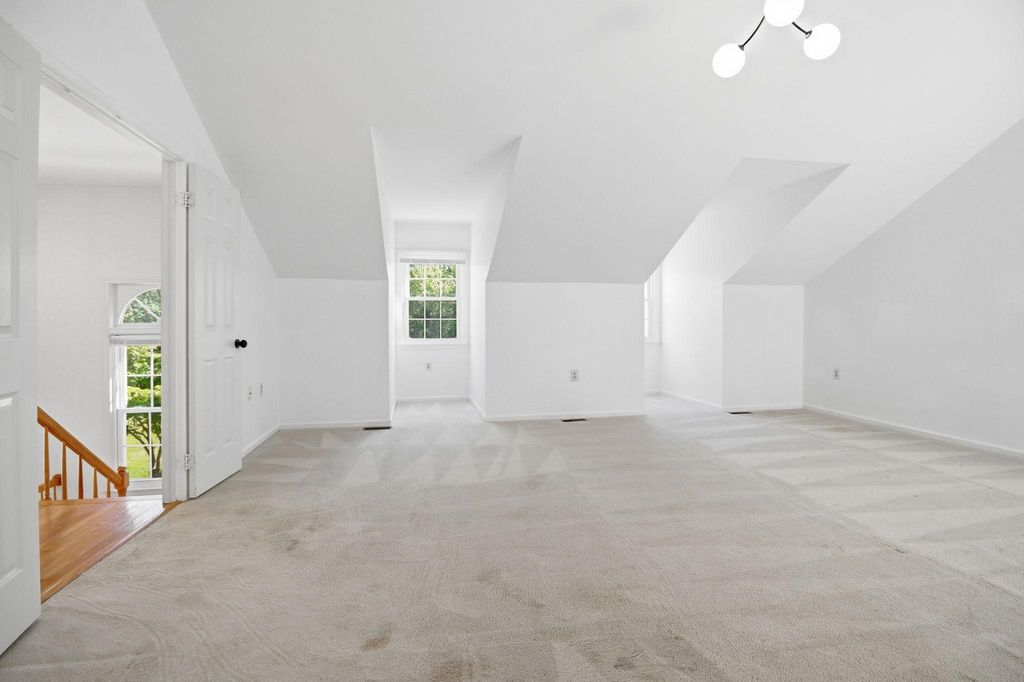 Image 20 of property listing at 124 ENGLEFIELD DR, Gaithersburg, MD 20878