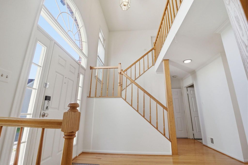 Image 3 of property listing at 124 ENGLEFIELD DR, Gaithersburg, MD 20878