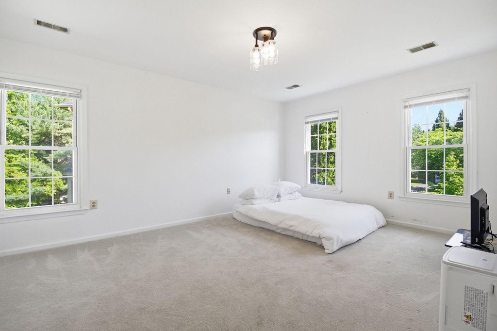 Image 26 of property listing at 124 ENGLEFIELD DR, Gaithersburg, MD 20878