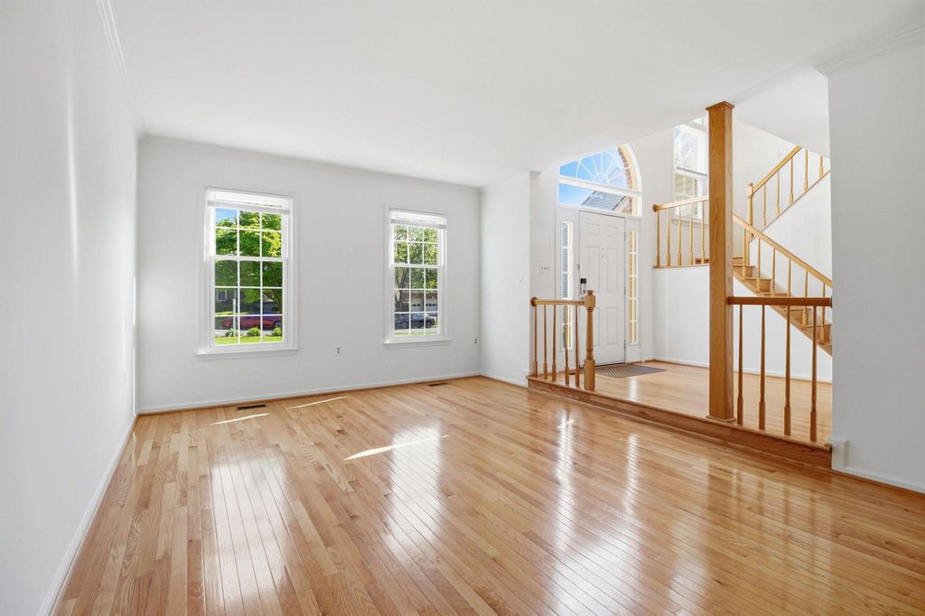 Image 4 of property listing at 124 ENGLEFIELD DR, Gaithersburg, MD 20878