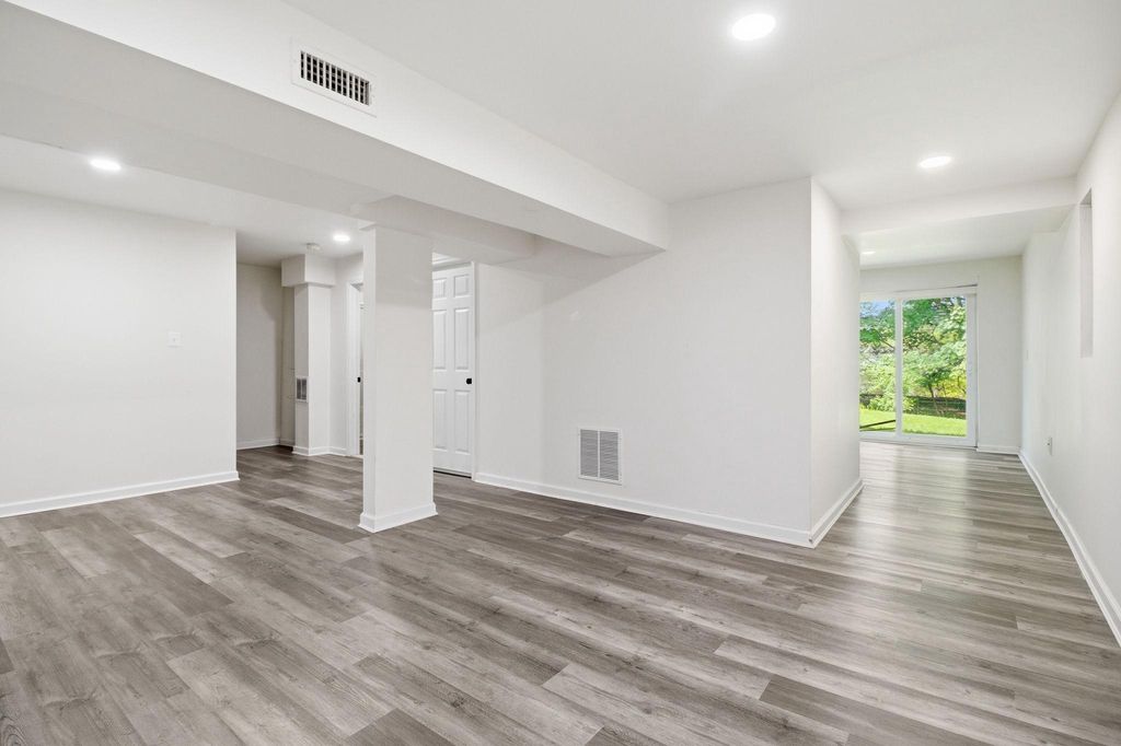 Image 31 of property listing at 124 ENGLEFIELD DR, Gaithersburg, MD 20878