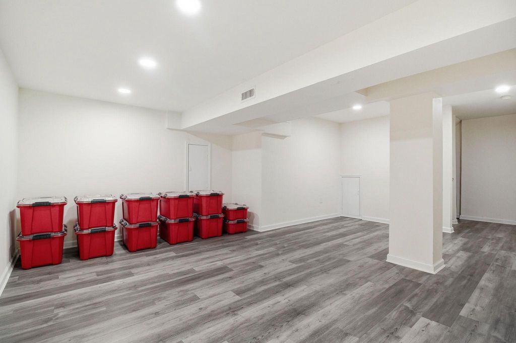 Image 32 of property listing at 124 ENGLEFIELD DR, Gaithersburg, MD 20878