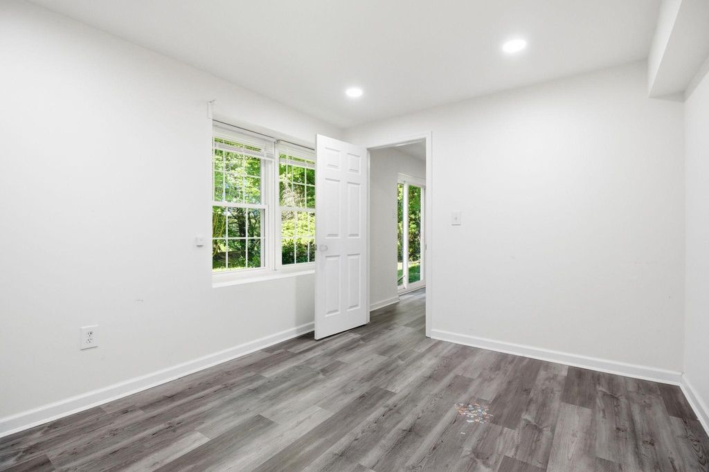 Image 35 of property listing at 124 ENGLEFIELD DR, Gaithersburg, MD 20878