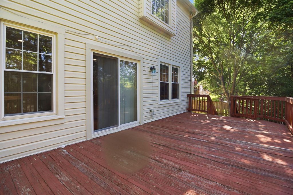 Image 40 of property listing at 124 ENGLEFIELD DR, Gaithersburg, MD 20878