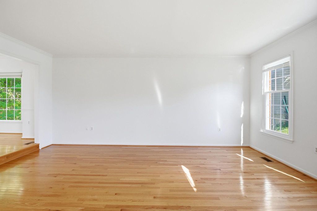 Image 5 of property listing at 124 ENGLEFIELD DR, Gaithersburg, MD 20878