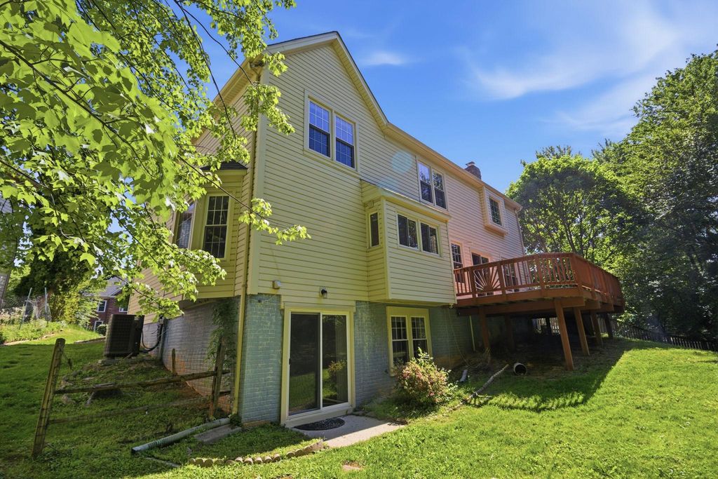 Image 42 of property listing at 124 ENGLEFIELD DR, Gaithersburg, MD 20878