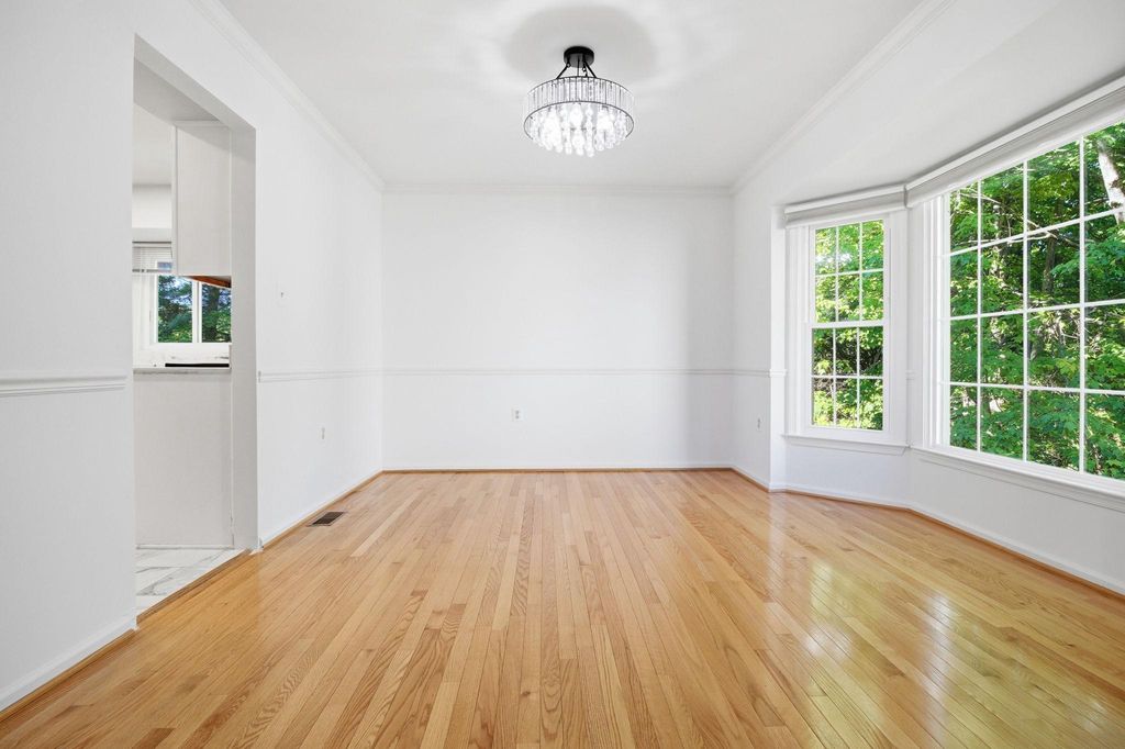 Image 6 of property listing at 124 ENGLEFIELD DR, Gaithersburg, MD 20878