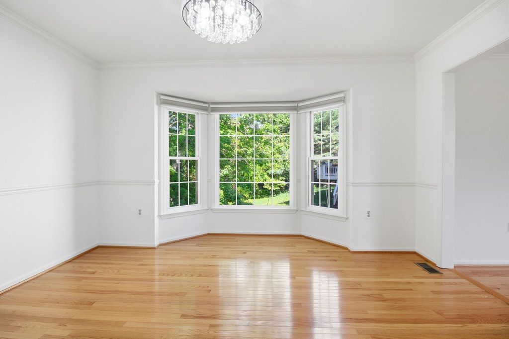 Image 7 of property listing at 124 ENGLEFIELD DR, Gaithersburg, MD 20878