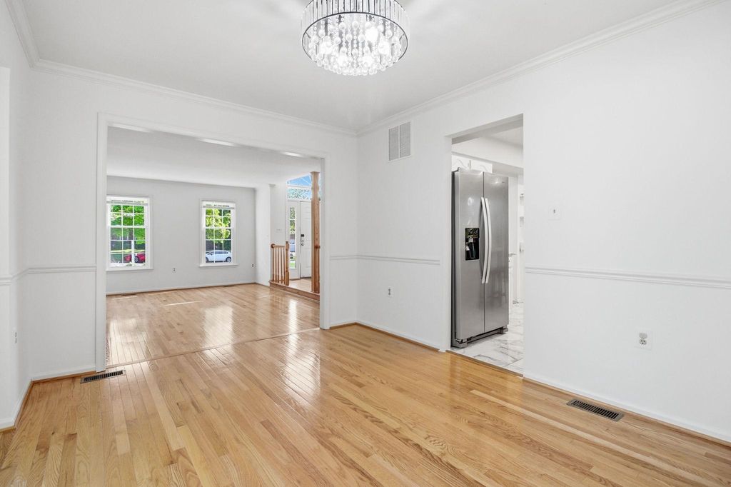 Image 8 of property listing at 124 ENGLEFIELD DR, Gaithersburg, MD 20878