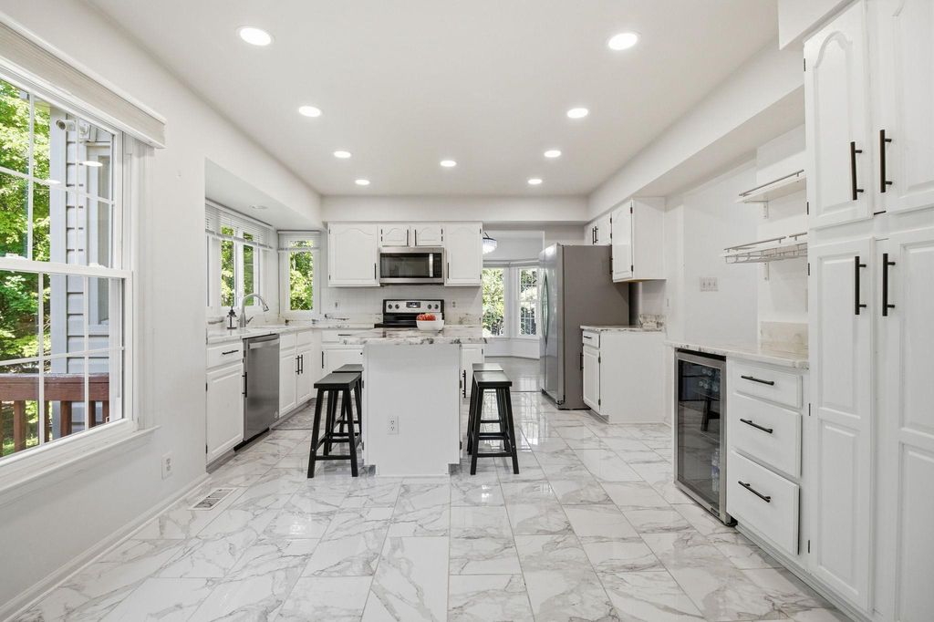 Image 9 of property listing at 124 ENGLEFIELD DR, Gaithersburg, MD 20878