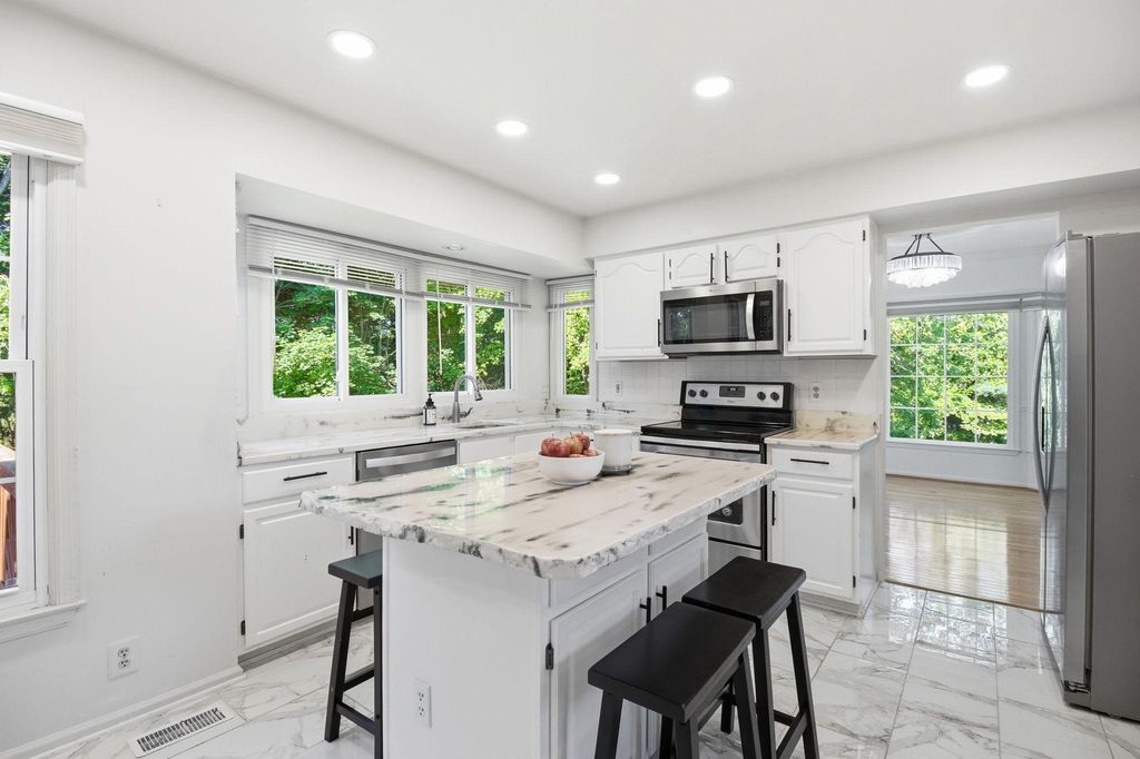 Image 10 of property listing at 124 ENGLEFIELD DR, Gaithersburg, MD 20878