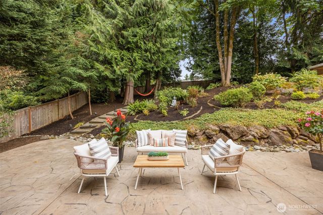 17033 NE 108th Way, Redmond, WA 98052