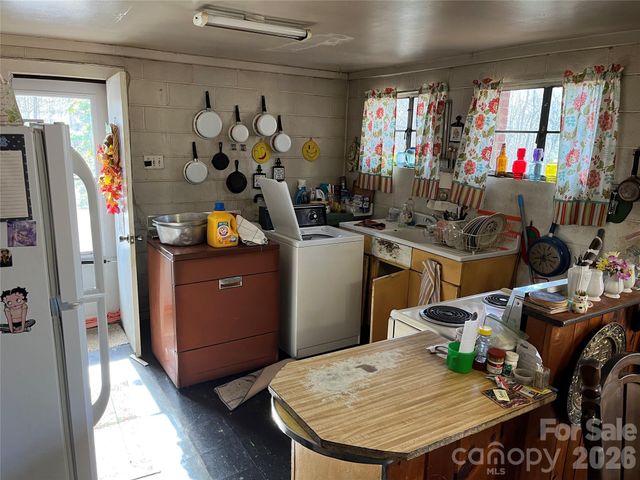 579 Lakey Gap Road, Black Mountain, NC 28711