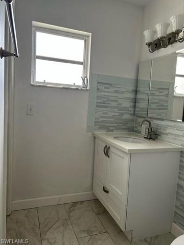 656 Palm View DR 4, Naples, FL 34110