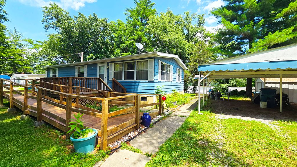 Image 1 of property listing at 1750 Moonglow Road, Centralia, IL 62801
