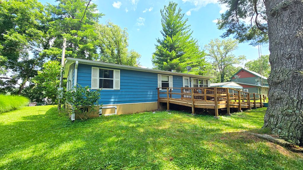 Image 2 of property listing at 1750 Moonglow Road, Centralia, IL 62801