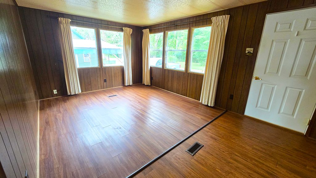 Image 12 of property listing at 1750 Moonglow Road, Centralia, IL 62801