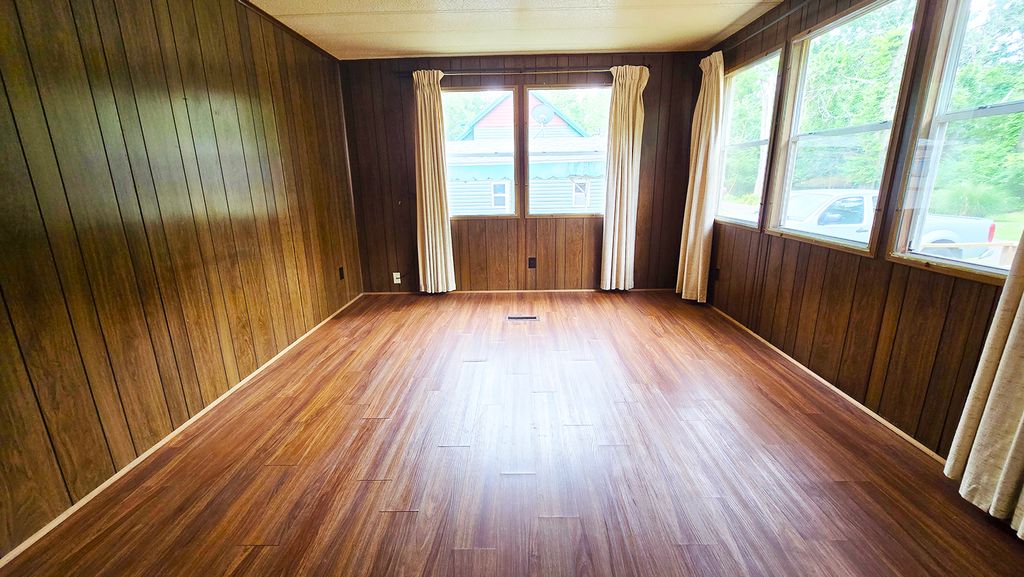 Image 14 of property listing at 1750 Moonglow Road, Centralia, IL 62801