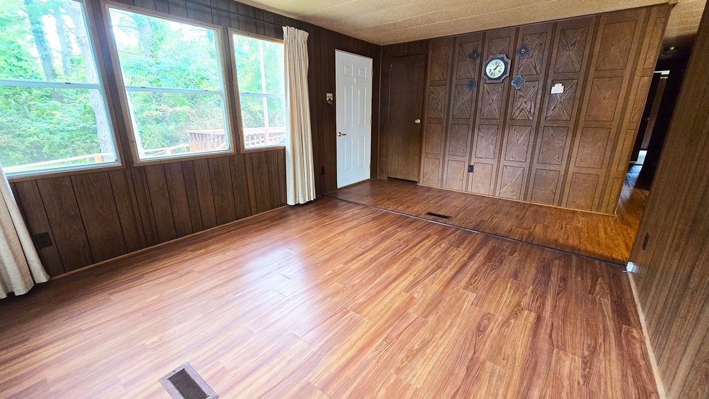 Image 16 of property listing at 1750 Moonglow Road, Centralia, IL 62801