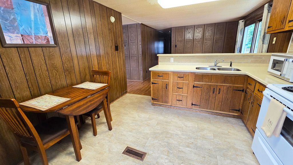 Image 20 of property listing at 1750 Moonglow Road, Centralia, IL 62801