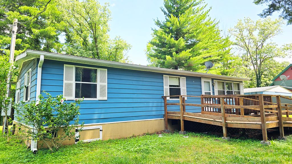 Image 3 of property listing at 1750 Moonglow Road, Centralia, IL 62801