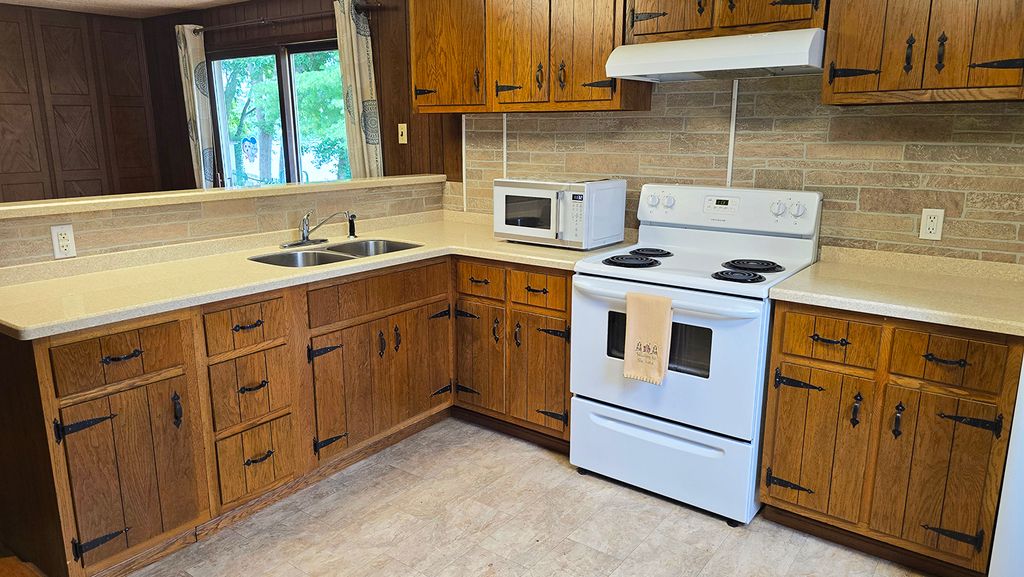 Image 24 of property listing at 1750 Moonglow Road, Centralia, IL 62801