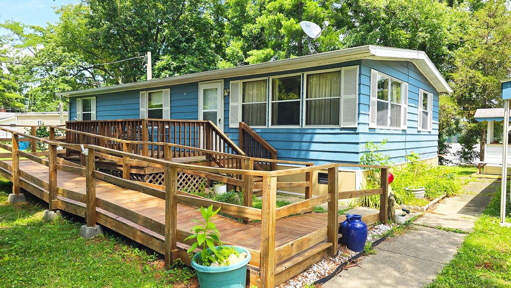 Image 4 of property listing at 1750 Moonglow Road, Centralia, IL 62801