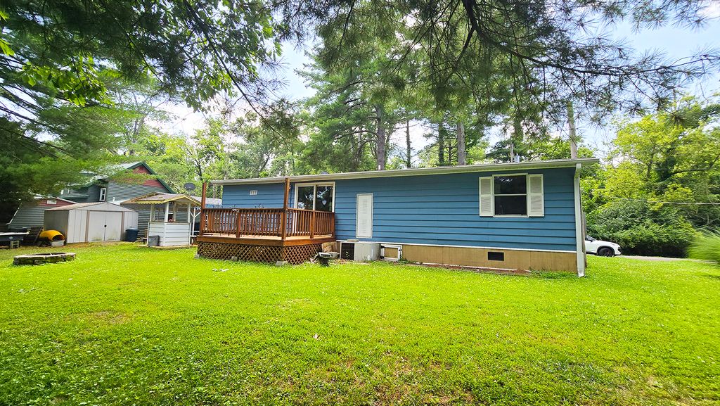 Image 7 of property listing at 1750 Moonglow Road, Centralia, IL 62801