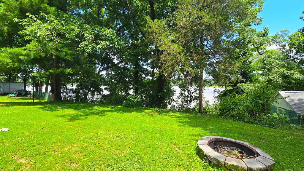 Image 9 of property listing at 1750 Moonglow Road, Centralia, IL 62801