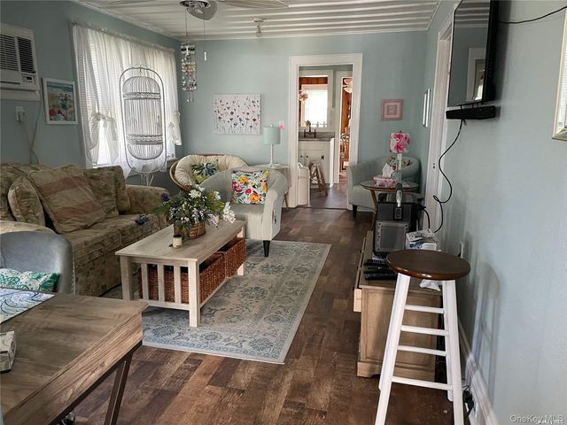 32 Neptune Road, Rocky Point, NY 11778