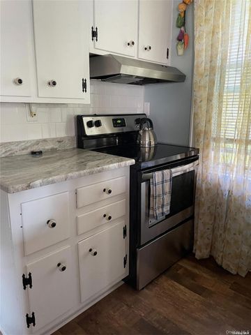 32 Neptune Road, Rocky Point, NY 11778