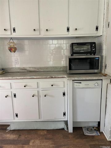 32 Neptune Road, Rocky Point, NY 11778