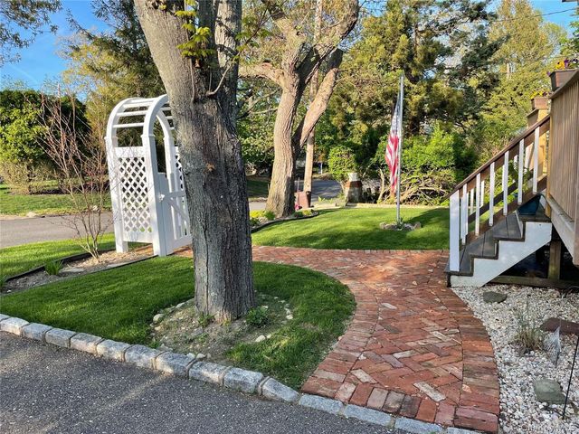 32 Neptune Road, Rocky Point, NY 11778