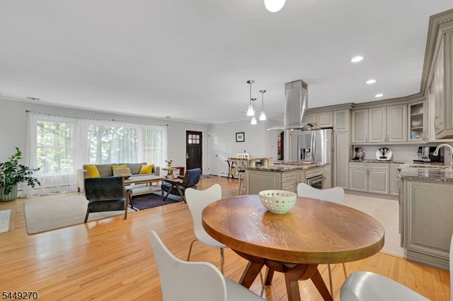 195 Old Somerset Rd, Watchung Boro, NJ 07069