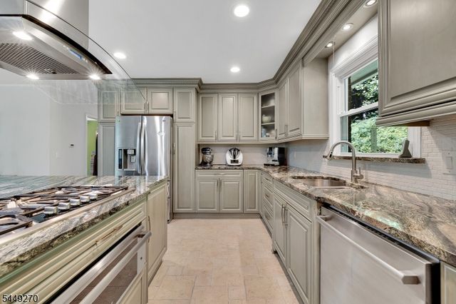 195 Old Somerset Rd, Watchung Boro, NJ 07069