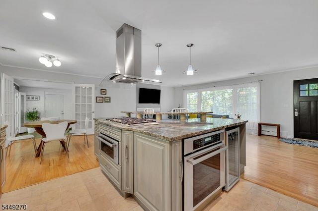 195 Old Somerset Rd, Watchung Boro, NJ 07069