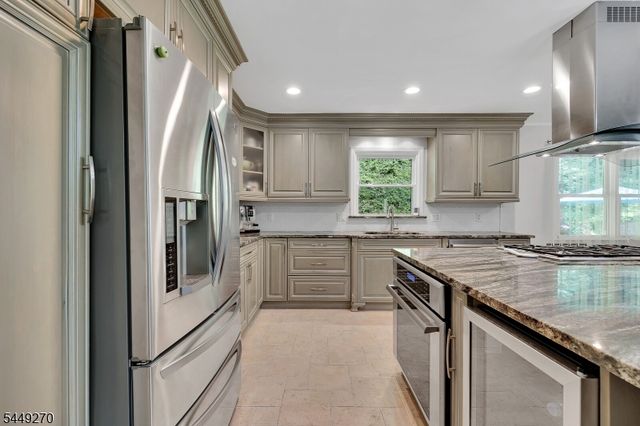 195 Old Somerset Rd, Watchung Boro, NJ 07069
