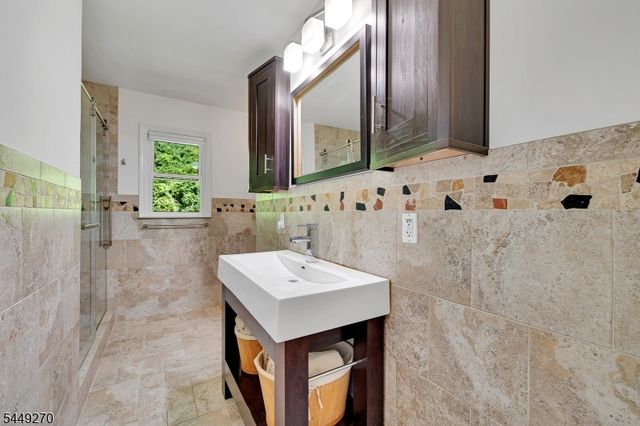 195 Old Somerset Rd, Watchung Boro, NJ 07069