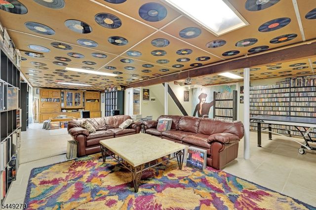 195 Old Somerset Rd, Watchung Boro, NJ 07069