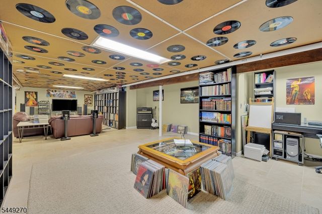 195 Old Somerset Rd, Watchung Boro, NJ 07069
