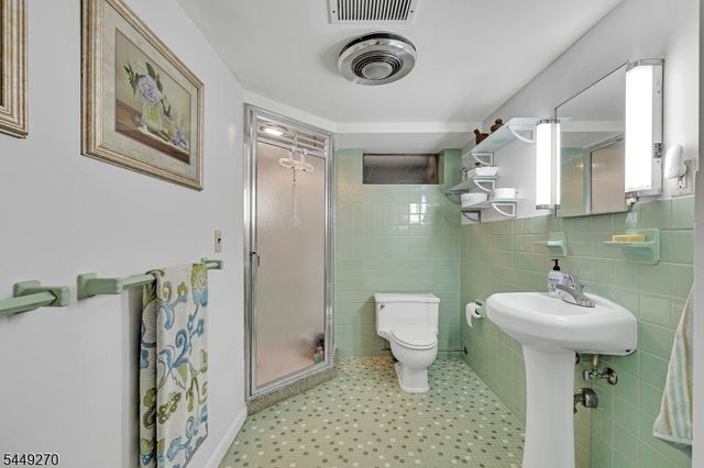 195 Old Somerset Rd, Watchung Boro, NJ 07069
