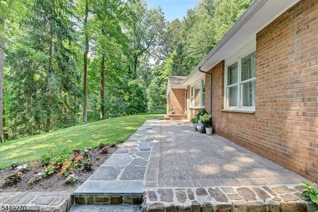 195 Old Somerset Rd, Watchung Boro, NJ 07069