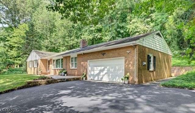 195 Old Somerset Rd, Watchung Boro, NJ 07069
