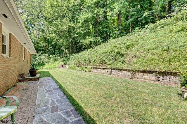 195 Old Somerset Rd, Watchung Boro, NJ 07069